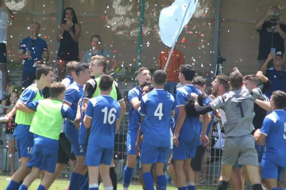 שחקני קבוצת נערים ב' קרית אונו אלכס גלאון חוגגים את האליפות. צילום: באדיבות עמוד הפייסבוק ״הפועל עירוני קרית אונו״
