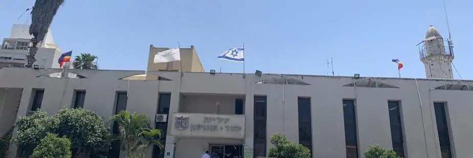 דגלי הגאווה שנתלו על בניין עיריית יהוד-מונוסון. צילום: דוברות עיריית יהוד-מונוסון