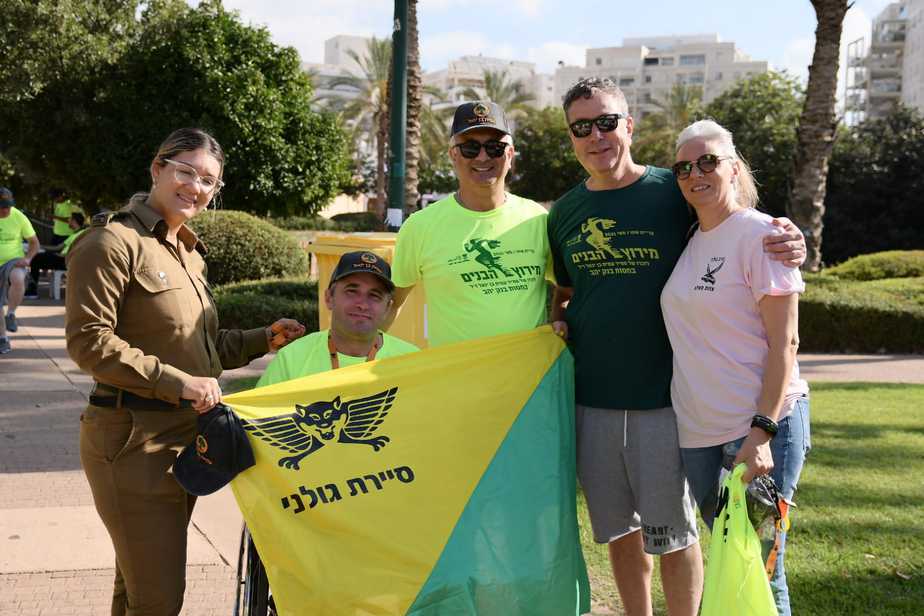 אמו ואביו של עמית עם עמית עשהאל חבר מועצת העיר