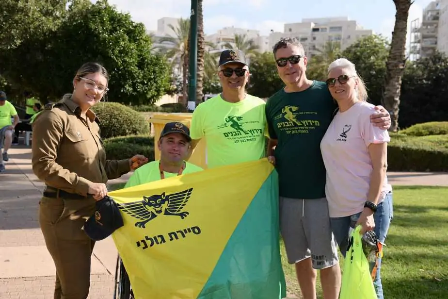 אמו ואביו של עמית עם עמית עשהאל חבר מועצת העיר