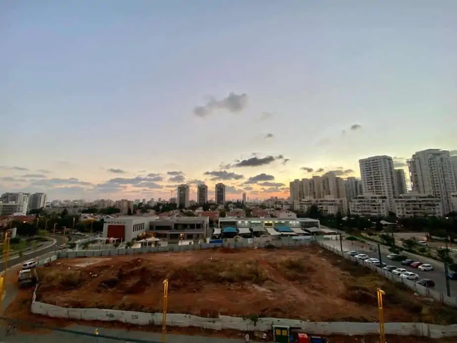 המתחם שבו ייבנה בית הספר אמירים בגני תקווה. צילום: אונו ניוז