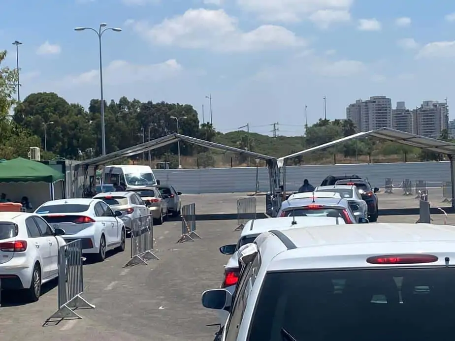 מתחם בדיקות קורונה דרייב אין של פיקוד העורף באצטדיון המושבה בפתח תקווה. צילום: אונו ניוז