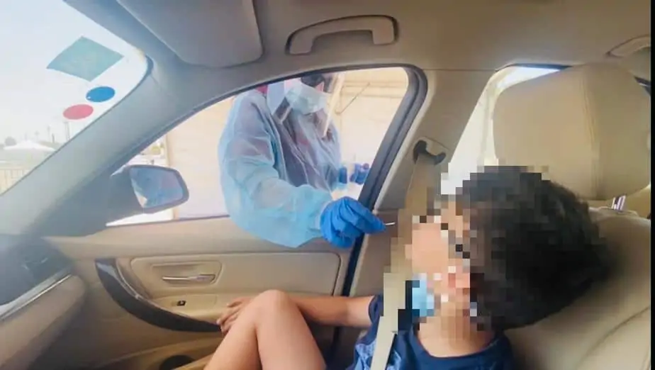 בדיקת קורונה לילד במתחם הבדיקות של פיקוד העורף בפתח תקווה. צילום: אונו ניוז
