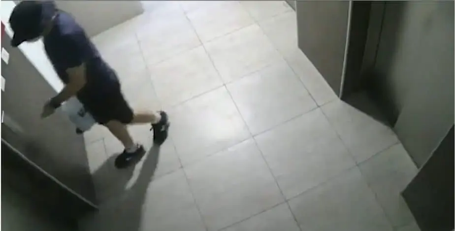 החשוד בניסיון לרצח תועד על ידי מצלמות האבטחה בבניין ברחובות. צילום: דוברות המשטרה