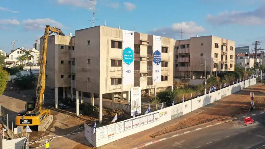 הריסת הבניינים במתחם הפינוי-בינוי ברחוב דוד בן גוריון בגבעת שמואל. צילום: שחר סירי