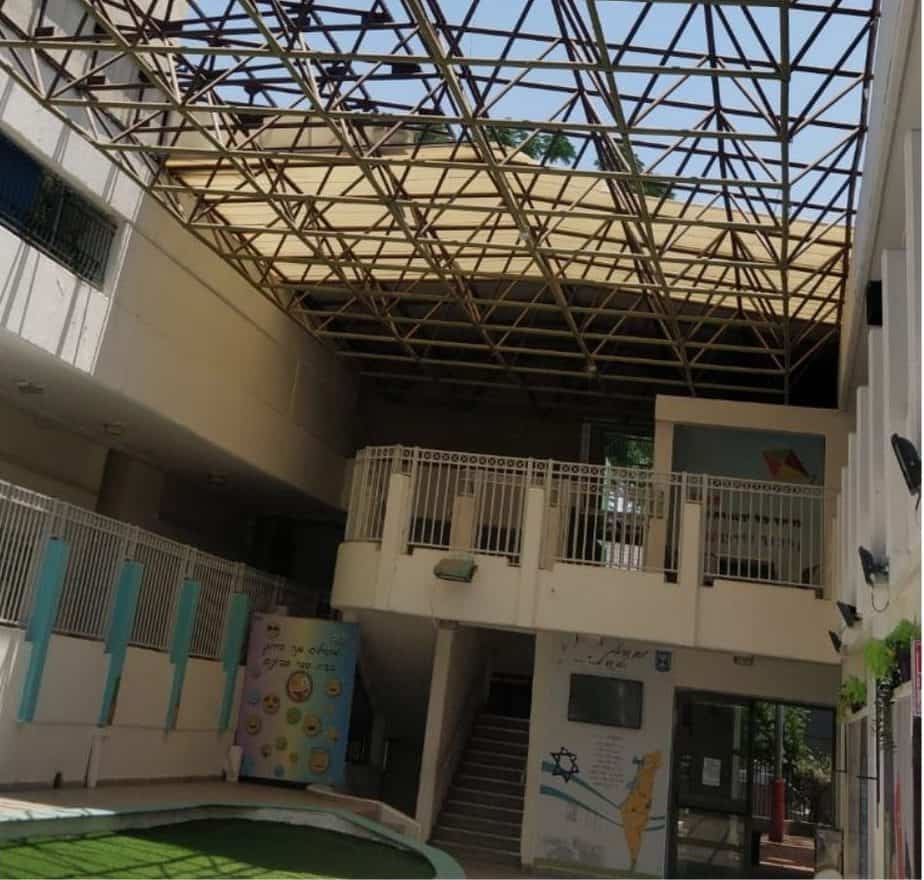 פירוק הגג בבית הספר סביונים באור יהודה. צילום: עיריית אור יהודה