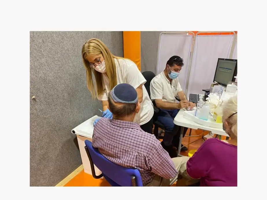 מגי כהן מחסנת תושבים במתחם החיסונים של הכללית באור יהודה. צילום: דוברות מחוז דן-פ"ת, כללית
