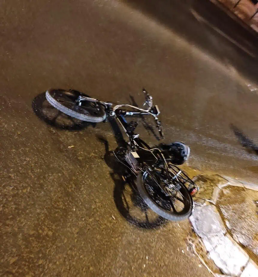 האופניים החשמליים במקום התאונה בצומת השומר. צילום: תיעוד מבצעי מד"א