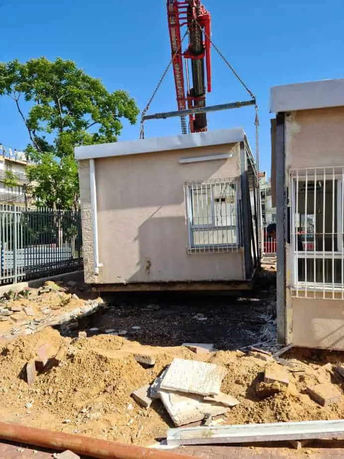 פינוי הקרוואנים ששימשו כבית הכנסת של הקהילה האתיופית. צילום: באדיבות הבטמו אייאיו