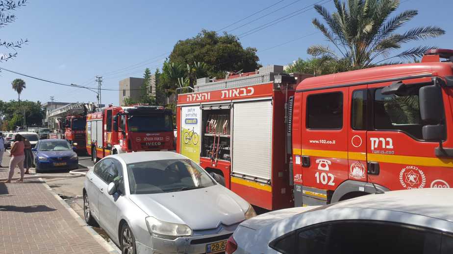 כבאיות סמוך לבית שבו אירעה השריפה. צילום: כבאות והצלה בני ברק