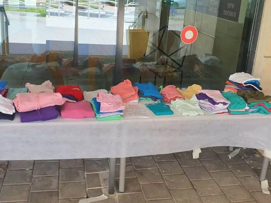 החולצות של בית הספר אילות המיועדות להחלפה. צילום: באדיבות הנהגת ההורים אילות
