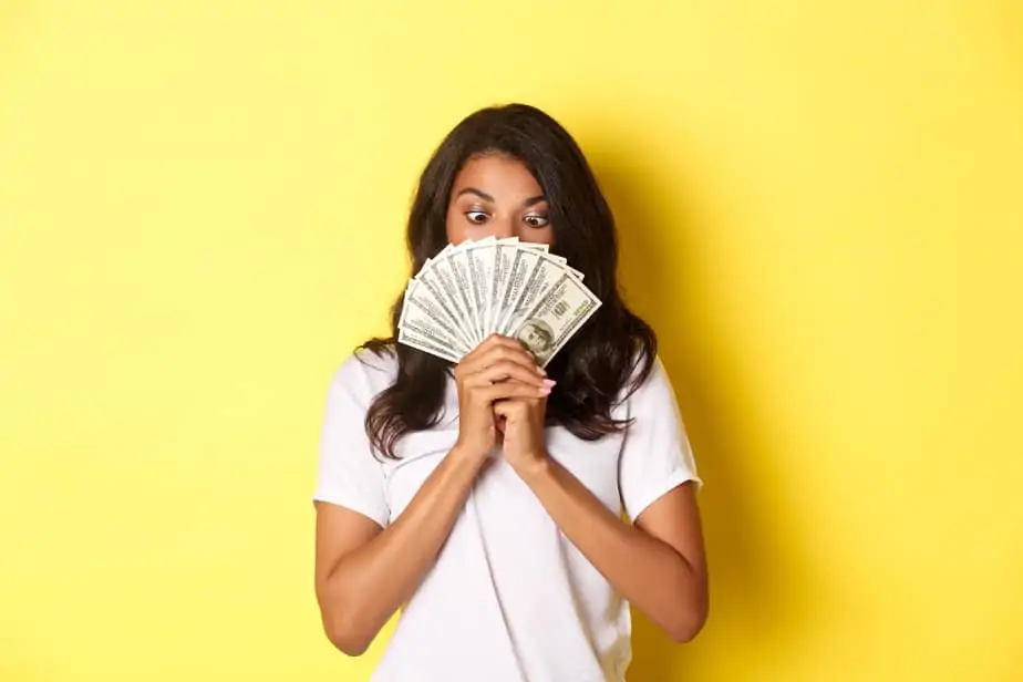 ביי פוסט fr – freepik portrait-lucky-africanamerican-girl-winning-money-prize-holding-cash-looking-amazed-standing