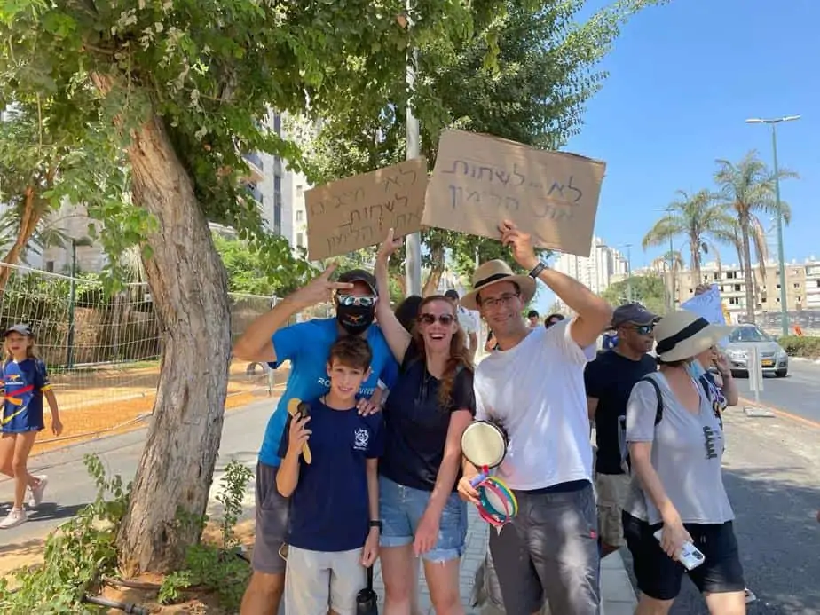 צעדת המחאה של ההורים והשחיינים של אגודת מכבי קרית אונו. צילום: עופרי כהן