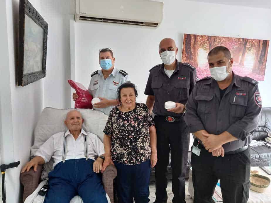 מימין לשמאל: חזי צפניה, ג'קי בנימיני, חזי רחימי, דורה דבוש ויעקב דבוש. צילום: כבאות והצלה בני ברק