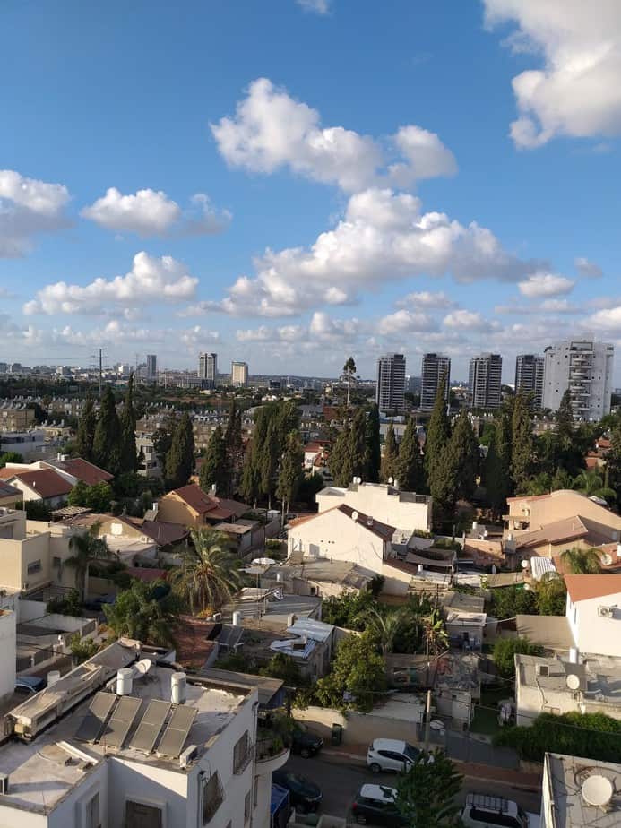 הנוף שיוסתר לדיירי רחוב דוד אלעזר על ידי הבניינים שייבנו ברחוב הפלמ"ח. צילום: באדיבות התושבים