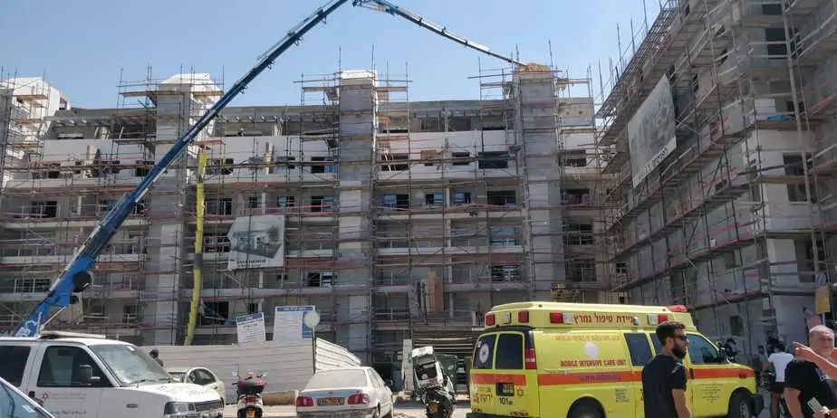 פועל נהרג באתר בניה בקריית אונו.צילום: תיעוד מבצעי מד"א