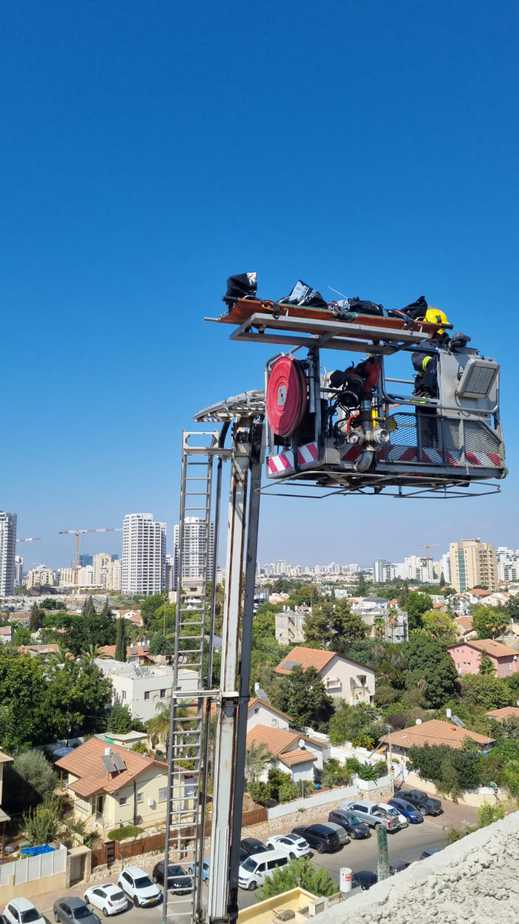 חילוץ הגופה על ידי לוחמי האש. צילום: כבאות והצלה בני ברק