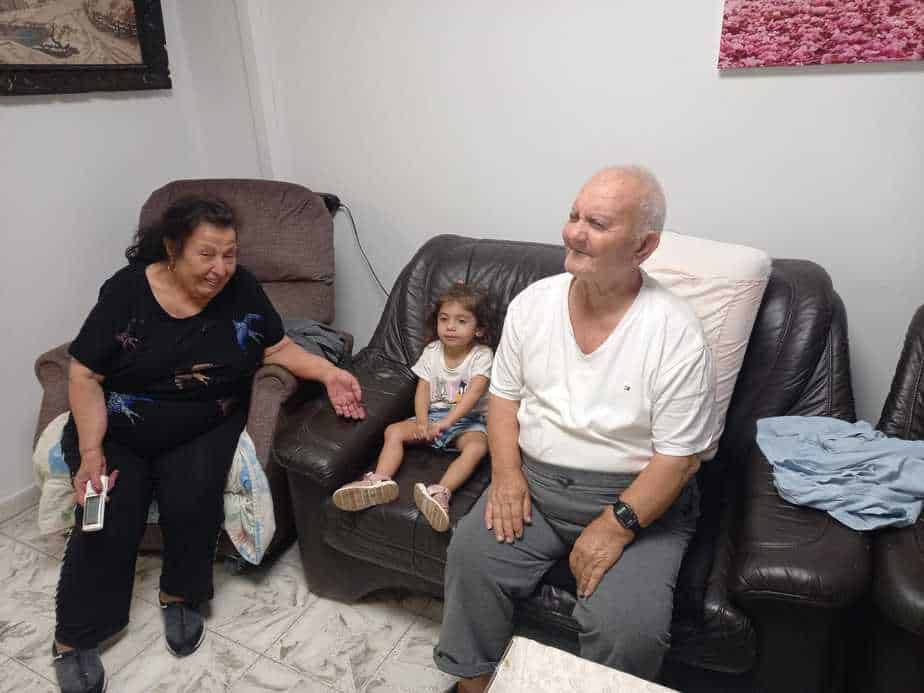 יעקב ודורה דבוש עם שחר רחימי. צילום: באדיבות חזי רחימי