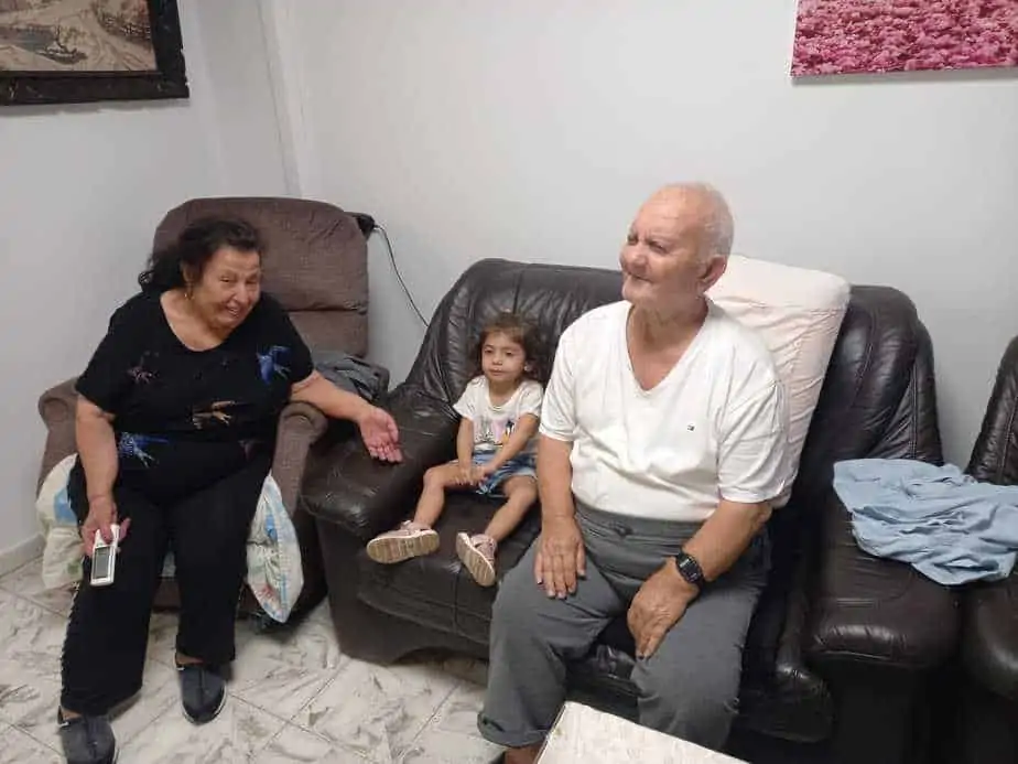 יעקב ודורה דבוש עם שחר רחימי. צילום: באדיבות חזי רחימי