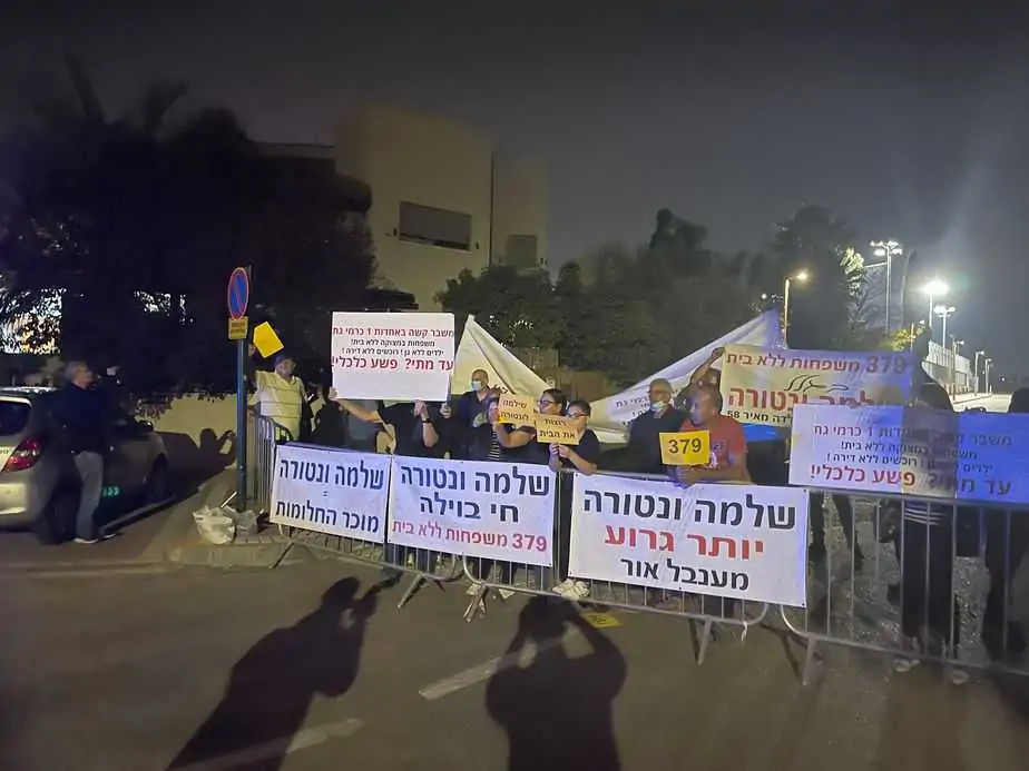 הפגנת רוכשי הדירות דרך קבוצת הרכישה מול ביתו של שלמה ונטורה ביהוד-מונוסון. צילום: באדיבות רוכשי הדירות