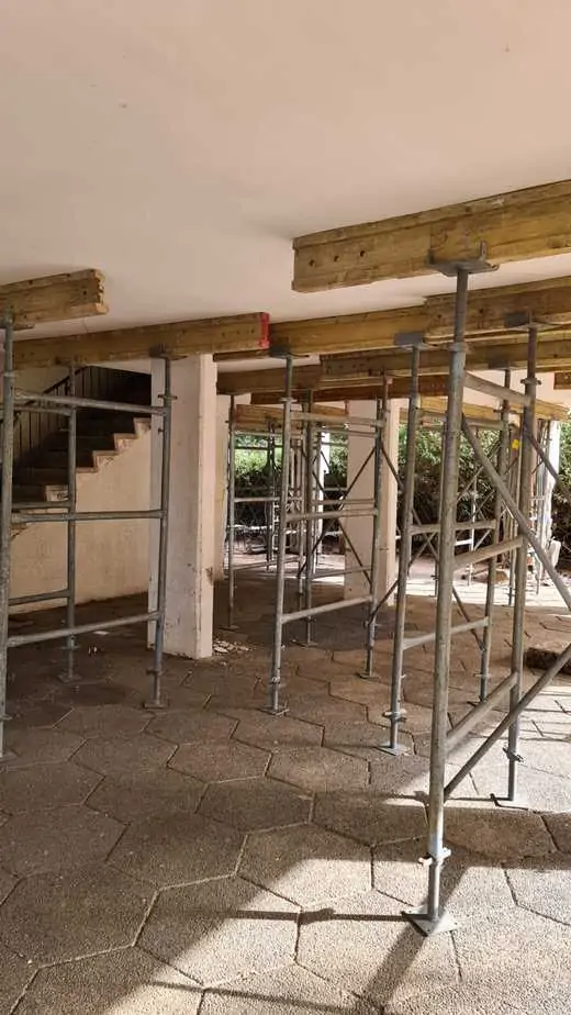 עבודות החיזוק של הבניין ברחוב אחאב 3 בקריית אונו. צילום: באדיבות היזם