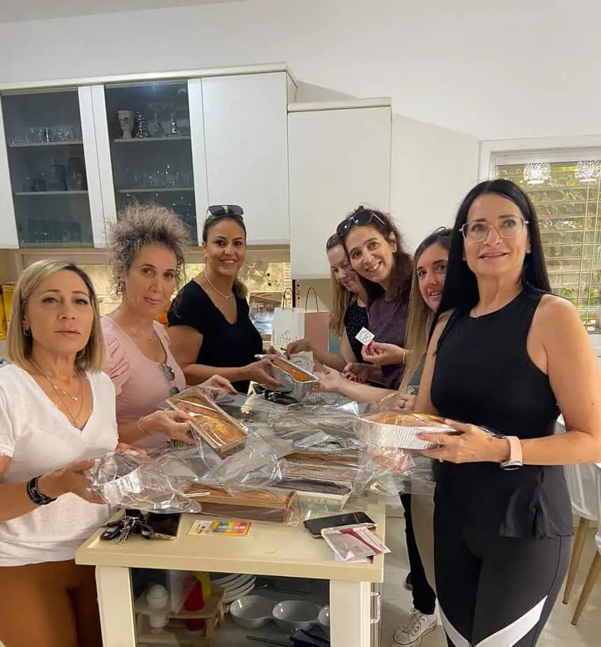 חברות מעגל קריית אונו אורזות את העוגות. צילום: באדיבות מעגל קריית אונו