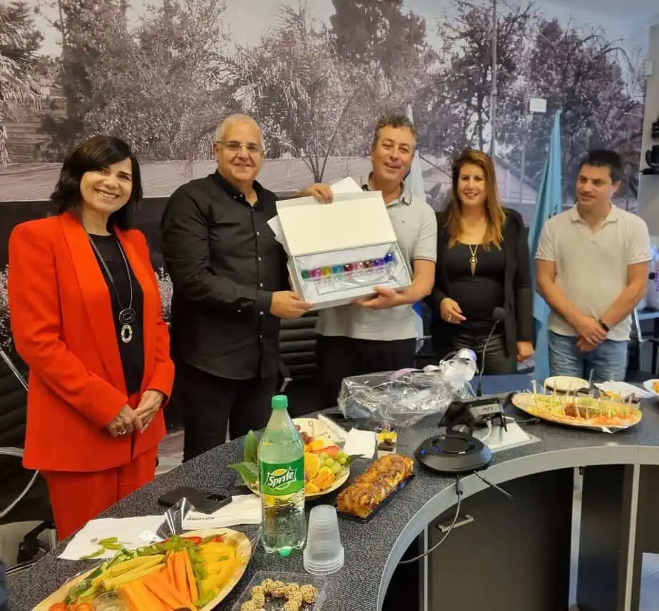 מימין לשמאל: ירון יעקובי, חגית סולומון, ישראל גל, רון מלכה ונירה פרידמן. צילום: עיריית קריית אונו