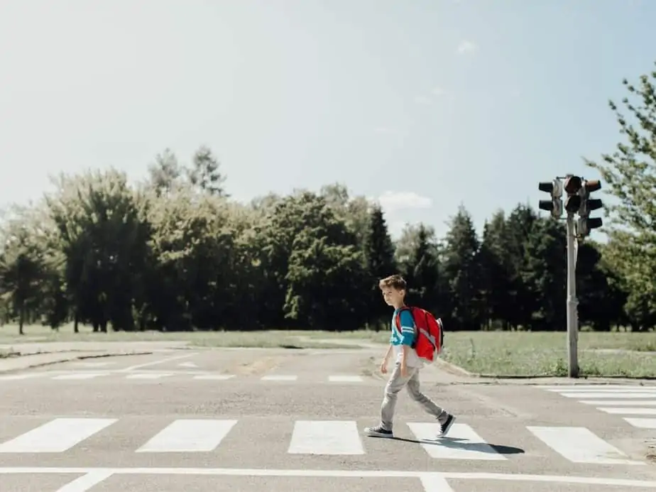 ילד חוצה כביש. צילום אילוסטרציה: Canva