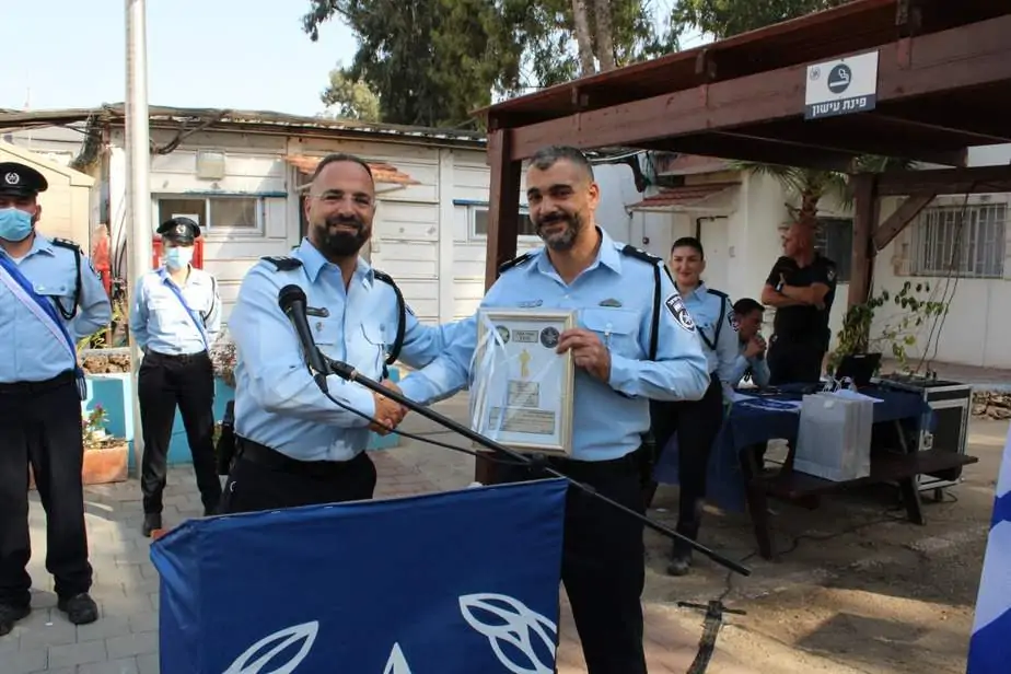 סנ"צ ניסים אוחיון (מימין) עם מפקד מרחב דן נצ"מ דני חדד. צילום דוברות המשטרה