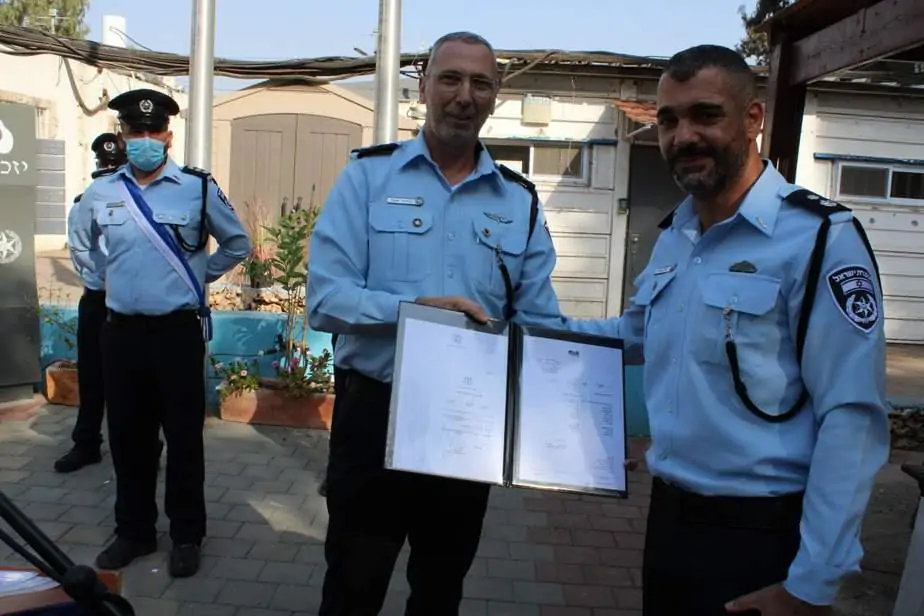 סנ"צ ניסים אוחיון (מימין) עם מפקד מחוז ת"א ניצב עמיחי אשד. צילום דוברות המשטרה