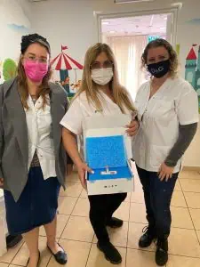 צוות מרכז בריאות הילד של הכללית באור יהודה עם חיסוני הילדים שהגיעו הבוקר. צילום: דוברות כללית מחוז דן פ"ת