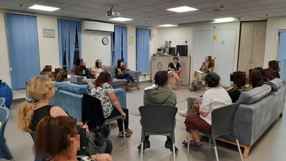 פגישה של מועדון נשים "שני נשי" של המרכז האזורי לשלום המשפחה ומניעת אלימות במשפחה. צילום: באדיבות המרכז האזורי לשלום המשפחה ומניעת אלימות במשפחה