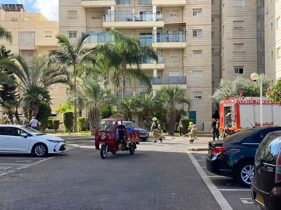 אור יהודה- שריפה פרצה בחדר אשפה ברחוב משה דיין. צילום: אונו NEWS