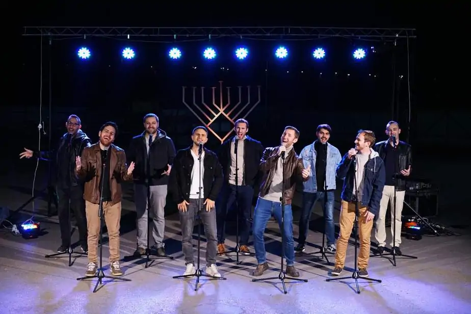 חברי להקת כיפה-לייב בקליפ "We on Fire". צילום: משה גלבר