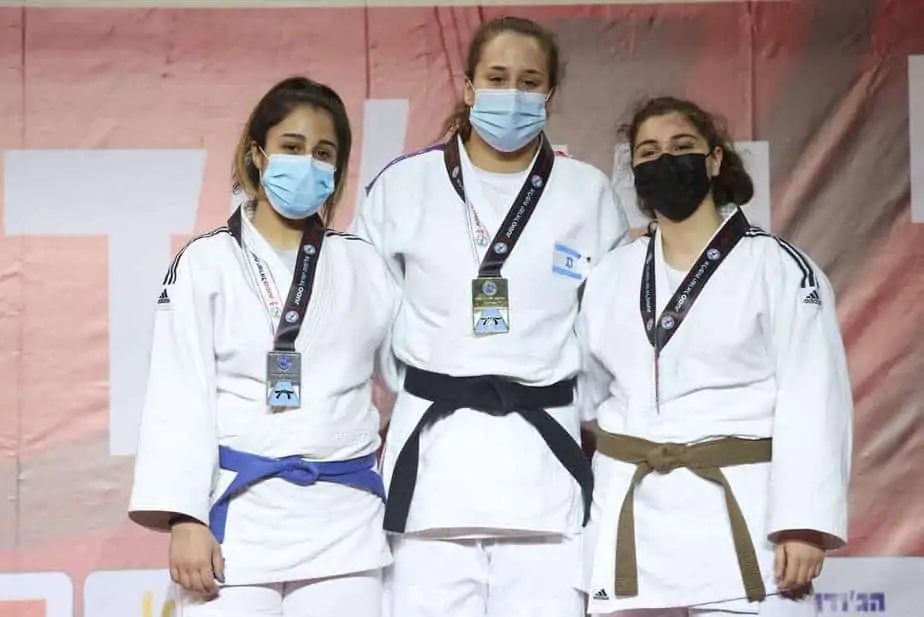 ענבר לניר (באמצע) עם מיכל אלפנדרי ותמר אילוז. צילום: אורן אהרוני, באדיבות טל דרור, איגוד הג'ודו בישראל