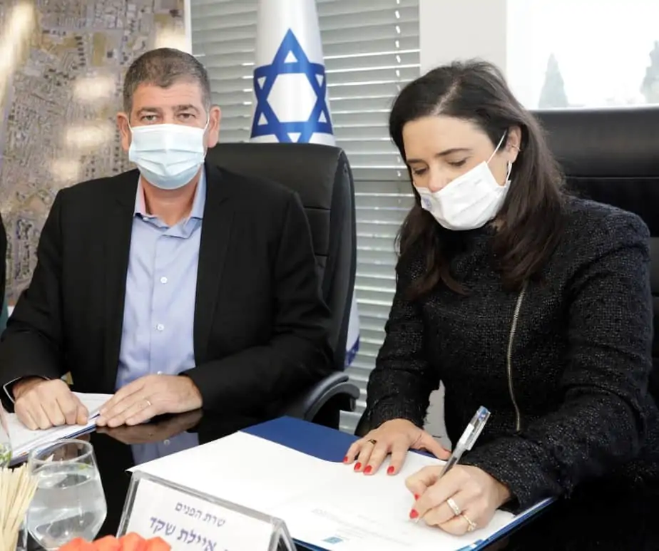 שרת הפנים איילת שקד וראש עיריית גבעת שמואל יוסי ברודני. צילום: דוברות עיריית גבעת שמואל