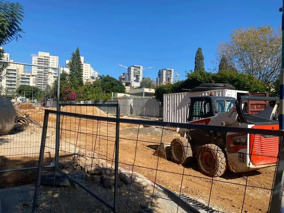 עבודות חידוש תשתיות הניקוז ברחוב המצפה פינת רחוב הרי יהודה בגני תקווה. צילום: אונו NEWS