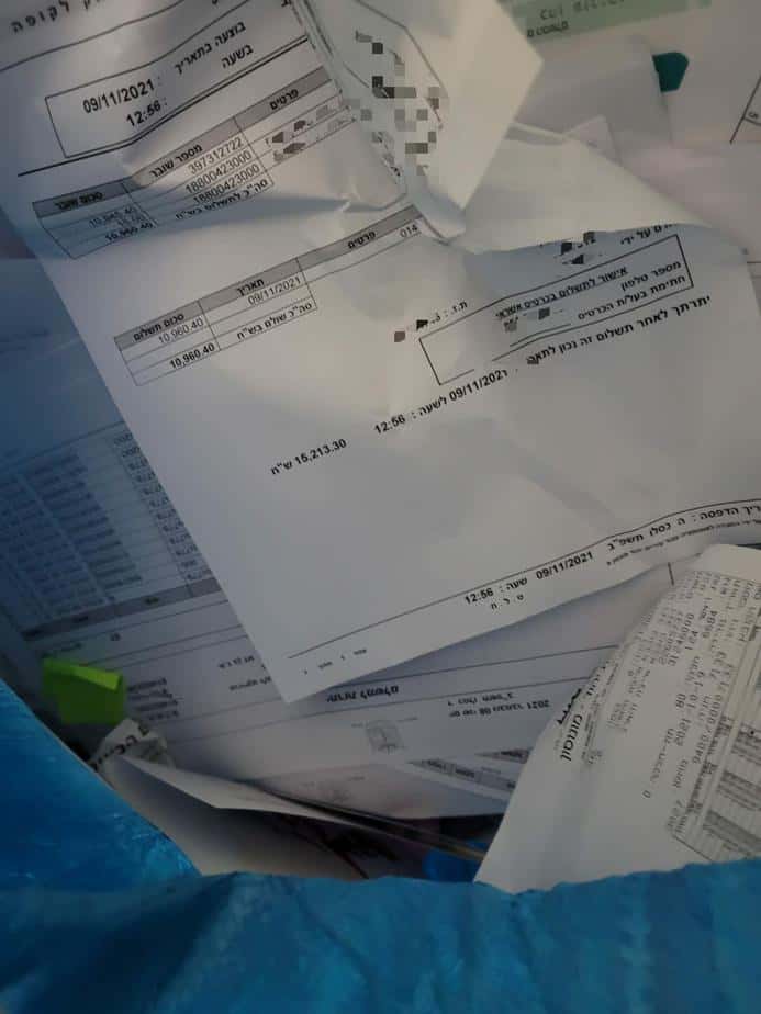 המסמכים בתוך השקים הכחולים שהונחו מחוץ לעיריית יהוד-מונוסון. צילום: באדיבות התושבים