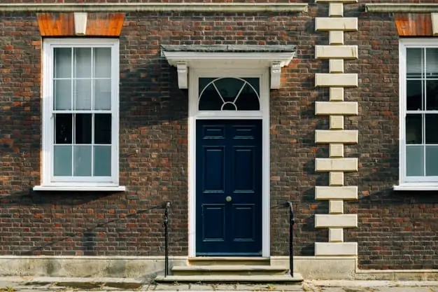 מגה לינקס. צילום freepikexterior-view-british-townhouse-facade_53876-63419