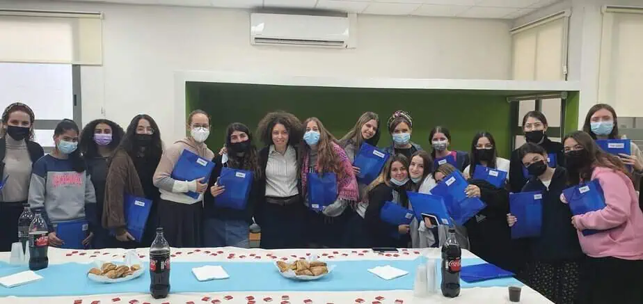תלמידות אולפנת אמי"ת גבעת שמואל וליאת פריימן. צילום: דוברות רשת אמי"ת