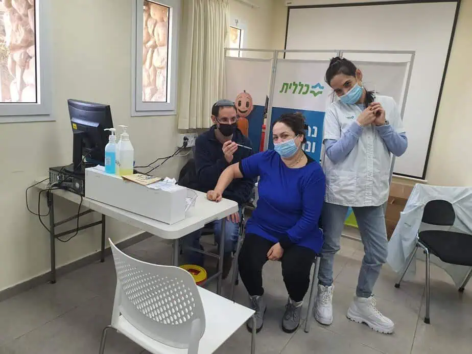 מטופלים מתחסנים במרפאת קראון של הכללית. צילום: זהבה דמליאו