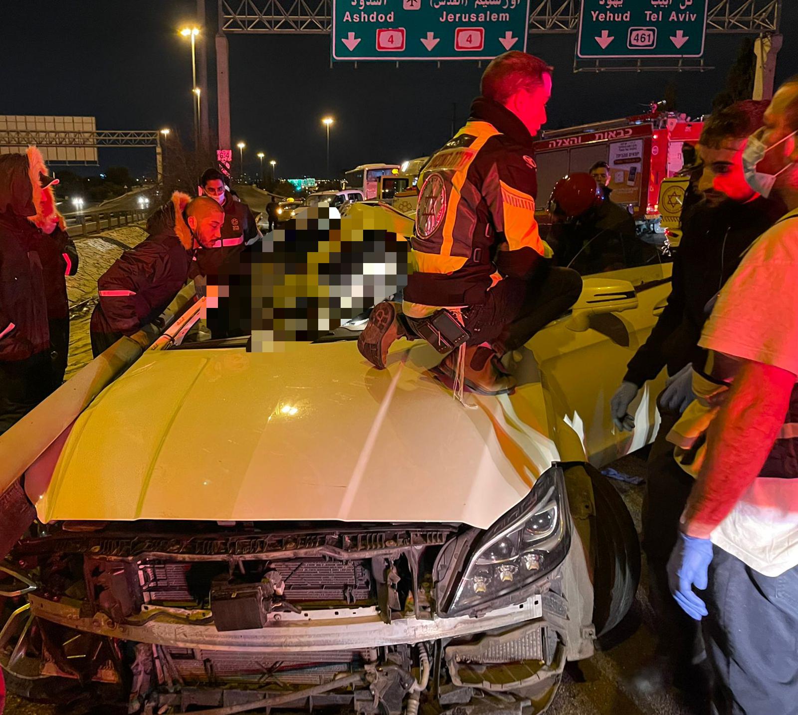 הרכב שהיה מעורב בתאונה בסמוך למחלף מסובים. צילום: תיעוד מבצעי מד”א