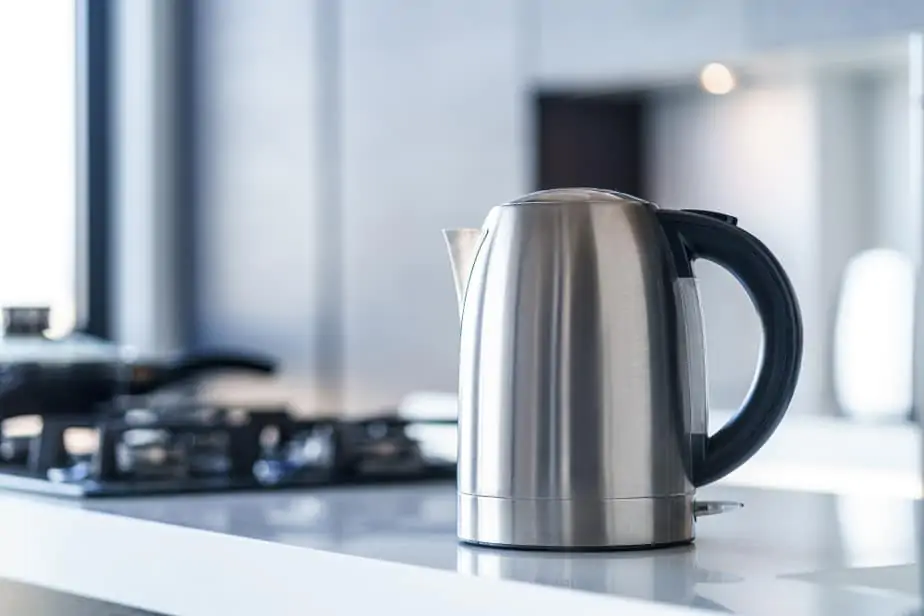 מגה לינקס צילום freepiksilver-metal-electric-kettle-boiling-water-making-tea-table-kitchen-interior-household-kitchen-appliances-makes-hot-drinks