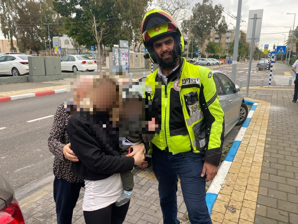מתנדב ארגון ידידים לאחר חילוץ הפעוטה באור יהודה. צילום: ידידים