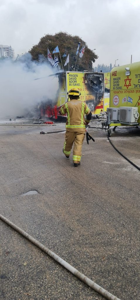 שריפת רכב נגרר של מד"א.קרדיט: תיעוד מבצעי, כבאות והצלה מחוז דן