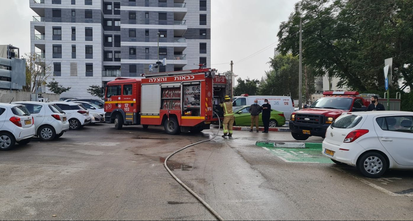 שריפת רכב נגרר של מד"א.קרדיט: תיעוד מבצעי, כבאות והצלה מחוז דן