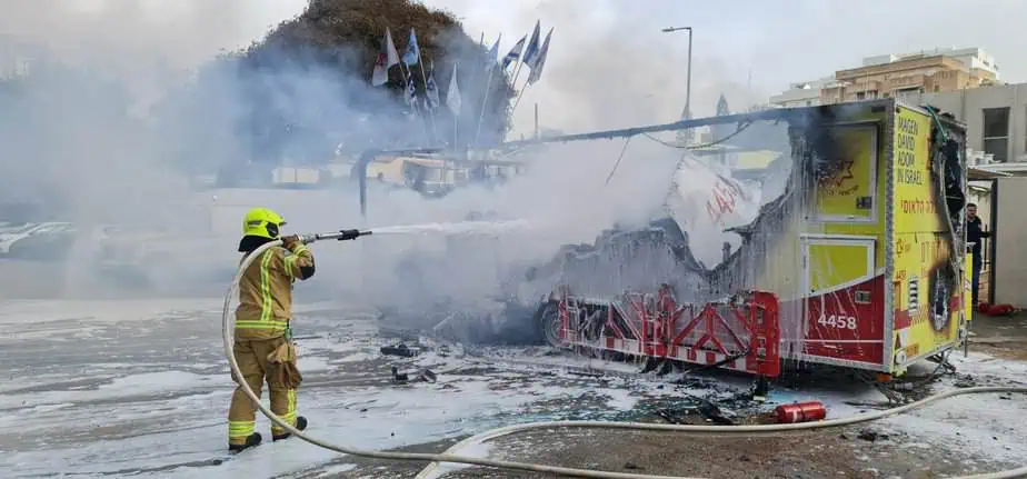 קריית אונו: שריפת רכב נגרר של מד"א.קרדיט: תיעוד מבצעי, כבאות והצלה מחוז דן