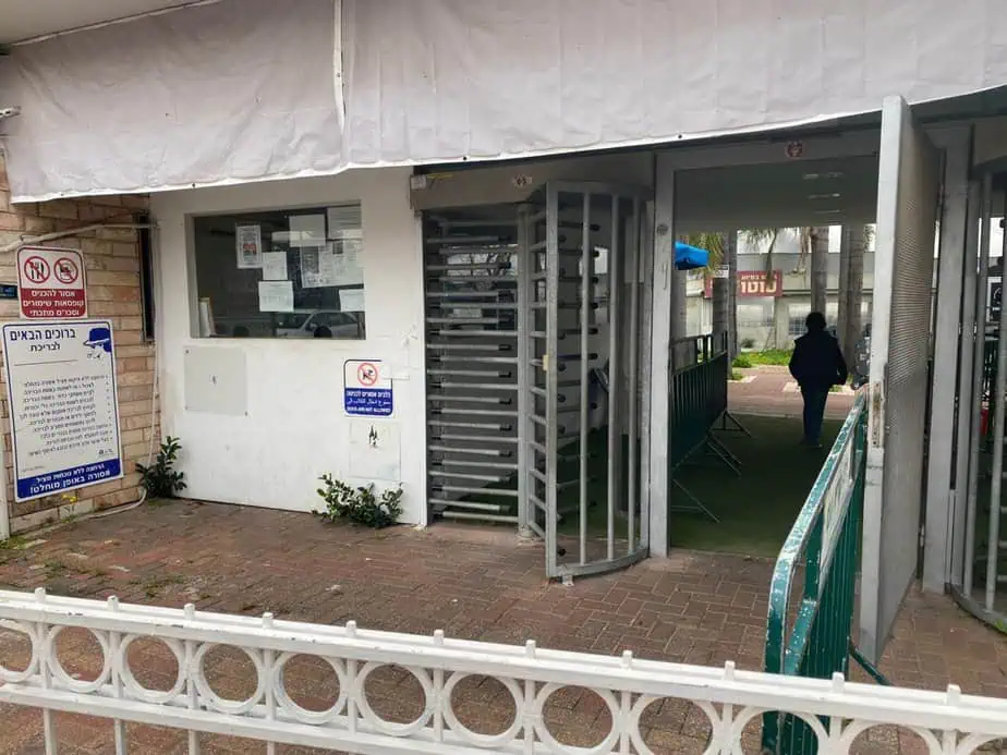 חשיפה בלעדית של צוות אונו ניוז מעלה כי הבריכה העירונית בקריית אונו פרוצה. צילום: אונו ניוז
