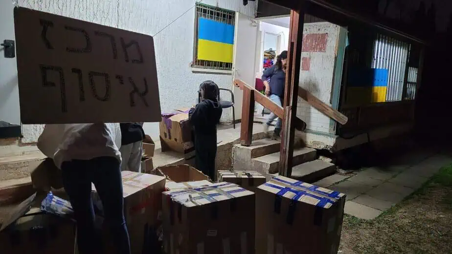 מתנדבים במתנס אורזים את הציוד שהתקבל עד עתה. צילום דוברות יהוד מונוסון