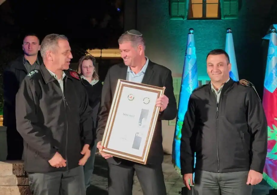 יוסי ברודני ראש עיריית גבעת שמואל מקבל תעודה מהרמטכ"ל. צילום: יח"צ